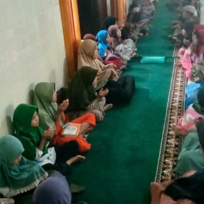 Menjadi Fokus Utama, Penyuluh Agama Islam KUA Kecamatan Seluma Barat Bimbing Anak-Anak TPQ At -Taqwa Belajar Al-Qur'an