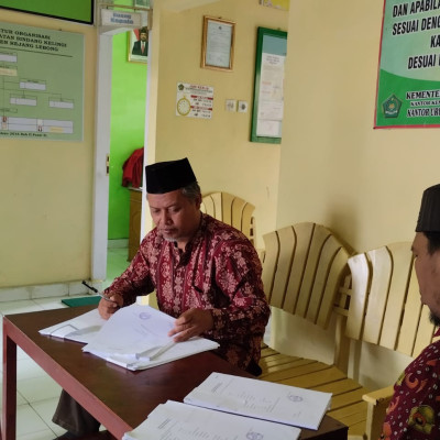 Kepala KUA Sindang Kelingi Tanda Tangani Enam Persil Tanah Ikrar Wakaf