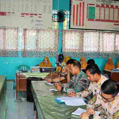 Pimpin Rapat Bulanan, Kepala MIN 1 Rejang Lebong Tekankan Integritas dan Kedisiplinan Kerja