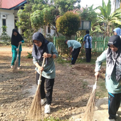 KUA Kecamatan Sukaraja : Jumat Bersih, Upaya Ciptakan Lingkungan Bersih Dan Sehat