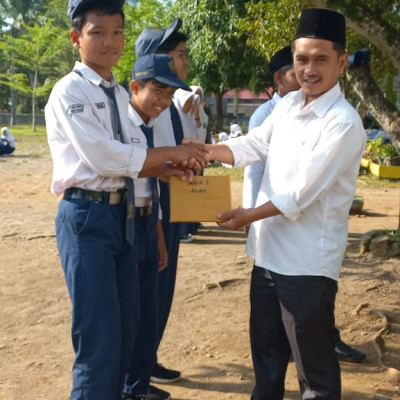 Pemberian Reward Untuk Pemenang Lomba Memperingati Maulid Nabi  Muhammad SAW MTsN 5 Mukomuko