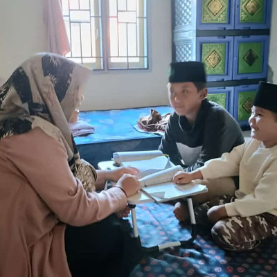 Bimbingan Al-Qur'an: PAI KUA Curup Utara Ajarkan Mad Wajib Muttasil Kepada Anak-Anak Villa Malaya