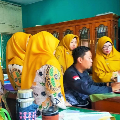 Guru MIN 1 Rejang Lebong Lakukan Pelatihan Input Nilai Rapor STS