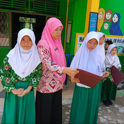 Tanamkan Nilai Kebangsaan, Kelas 5B MIN 2 Bengkulu Tengah Antusias Latihan Upacara Bendera