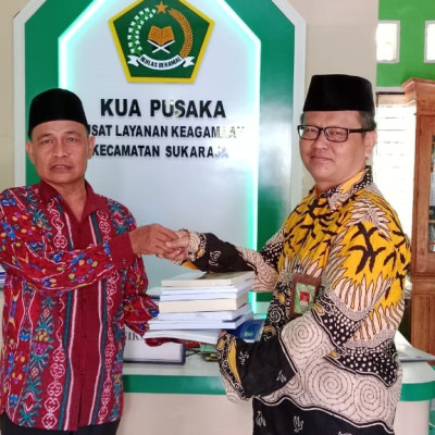 Kunjungi KUA Kecamatan Sukaraja, Kepala Penyelenggara Zakat Dan Wakaf Beri Buku Panduan Zakat Wakaf