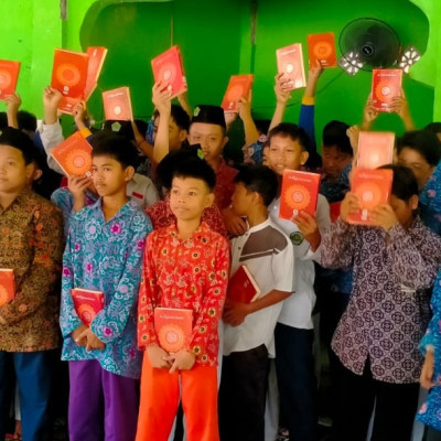 Keceriaan Meluap Di MTsN 2 Bengkulu Tengah: 100 Al-Qur'an Bantuan Dari BWA Disambut Dengan Sukacita!