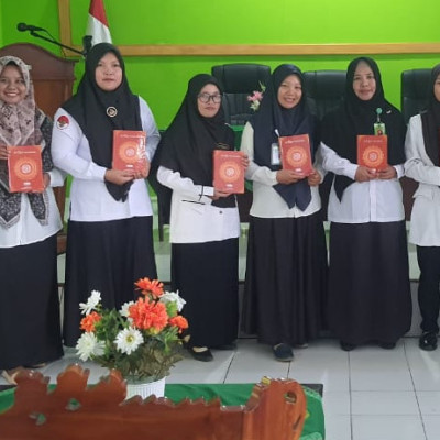 Penyuluh Agama Islam KUA Kecamatan Seluma Selatan Menerima Wakaf Al-Qur’an Dari Badan Wakaf Al-Qur’an