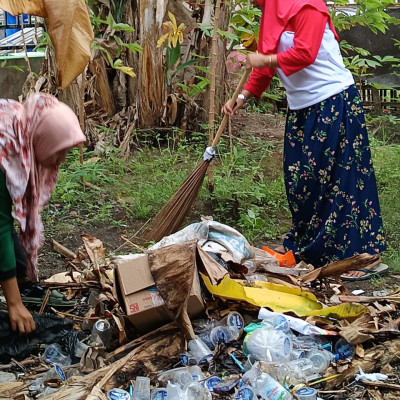 Jumbo (Jum'at Bersih Dan Olahraga) KUA Kecamatan Air Periukan Laksanakan Kebersihan Di Area Kantor