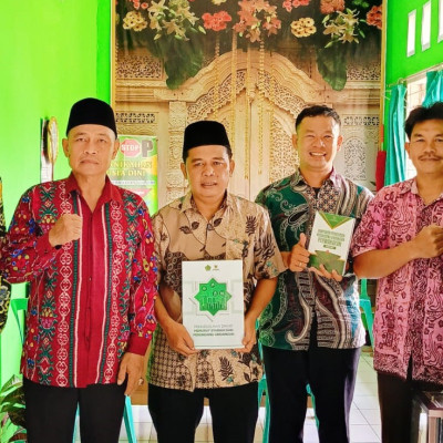 Kepala Penyelenggara Zawaf Kemenag Seluma Kunjungi KUA Kecamatan Lubuk Sandi Serahkan Buku Tentang Zawaf