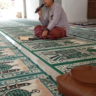 Penyuluh Agama Islam KUA Kecamtan Air Periukan Berikan Materi Sholat Sunnah Di Majlis Taklim