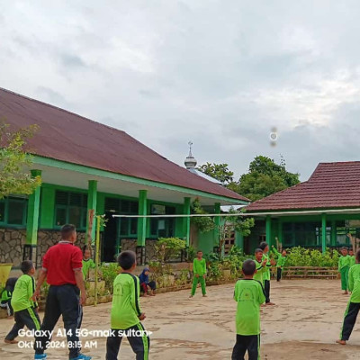 MIN 3 Bengkulu Tengah Gelar Latihan Voli Untuk Tingkatkan Kebugaran Dan Kerjasama Siswa