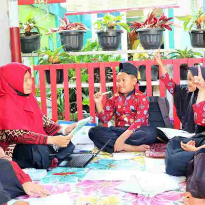 Guru dan Siswa MIN 1 Rejang Lebong Manfaatkan Cafe Baca untuk Tingkatkan Kemampuan Literasi