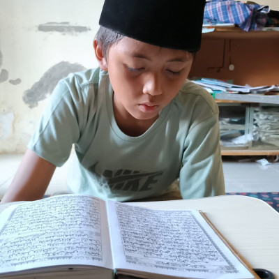 Membaca Al-Qur'an Sesuai Kaidah Tajwid: PAI KUA Curup Utara Bimbing Anak-anak Villa Malaya Mengenal Tempat Berhenti