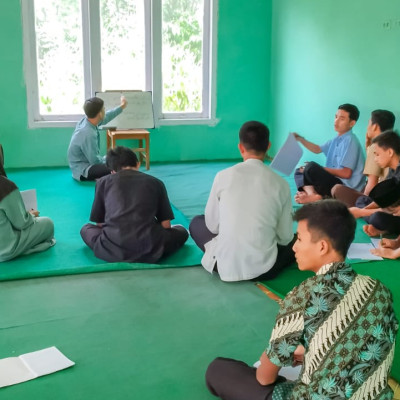 Keterampilan Religius untuk Generasi Penerus: MA Baitul Makmur Gelar Pembelajaran Memimpin Yasin