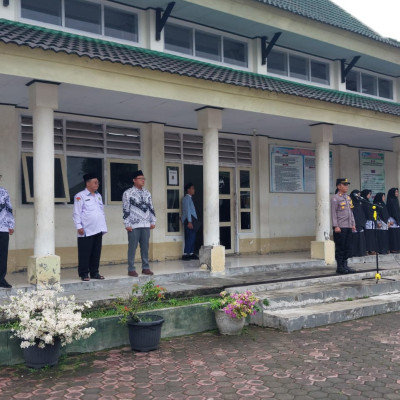 Kasat Binmas Polres Rejang Lebong Pimpin Upacara Bendera di MTs Baitul Makmur