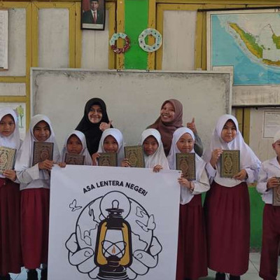 MI GUPPI 11 Talang Rimbo Terima Bantuan 10 Al-Qur'an dari Komunitas Asa Lentera Negeri