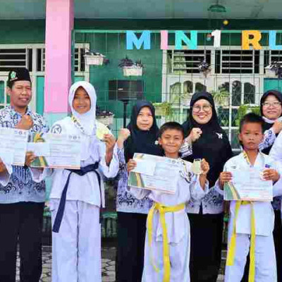 Taekwondo MIN 1 Rejang Lebong Raih 6 Medali, Kepala Madrasah Beri Penghargaan