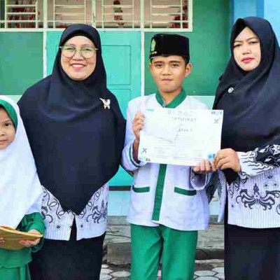 Dorong Semangat dan Motivasi : MIN 1 Rejang Lebong Berikan Reward kepada Siswa Berprestasi