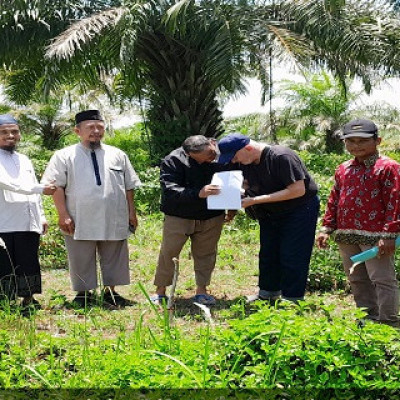 Kepala KUA Pondok Kelapa dan Staf Melakukan Pengambilan Geotag Lokasi Tanah Wakaf