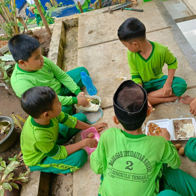 Melalui Makan Bersama, Siswa MIN 2 Bengkulu Tengah Bangun Kebersamaan Dan Karakter Positif