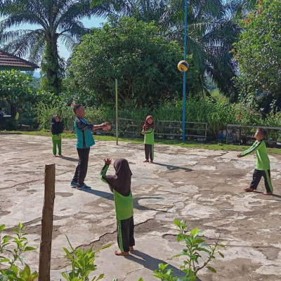 Antusiasme Siswa Kelas 1 MIN 3 Bengkulu Tengah Dalam Praktek Bola Voli: Bangun Sportivitas Dan Kerjasama Tim