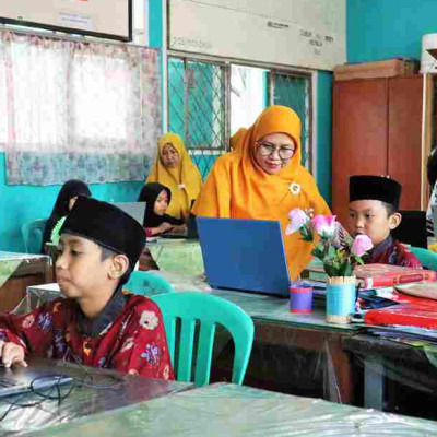 Pantau Pelaksanaan Gladi Bersih ANBK, Kepala MIN 1 Rejang Lebong Tekankan Pentingnya Ketelitian dalam Menjawab Soal