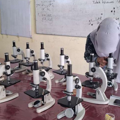 Pengurus Laboratorium MAN Rejang Lebong Lakukan Pengecekan Rutin Peralatan untuk Dukung Kegiatan Belajar Mengajar