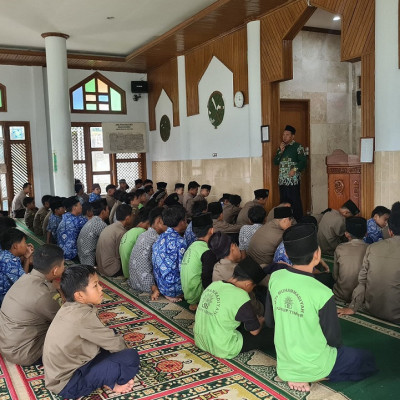 Kepala Madrasah MTs Muhammadiyah Curup Tekankan Pentingnya Disiplin Melalui Sholat Berjama'ah