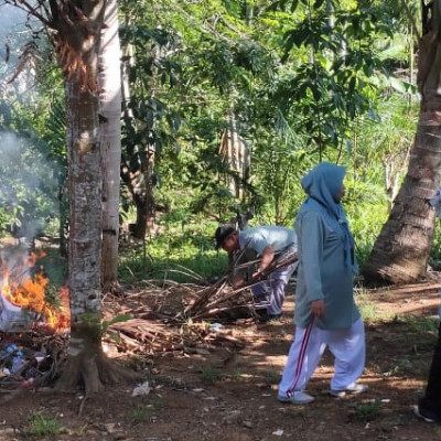 Menjaga Lingkungan Kantor KUA Kecamatan Sukaraja  Melalui Kegiatan Jumat Bersih