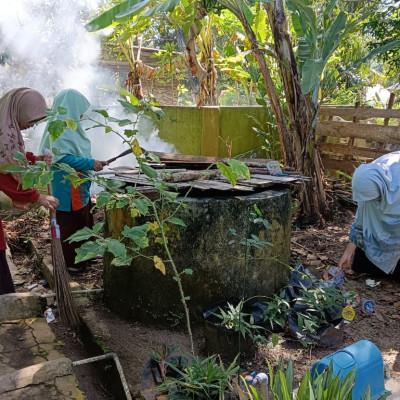 Jum'at Bersih, KUA Kecamatan Seluma Barat Laksanakan Gotong Royong