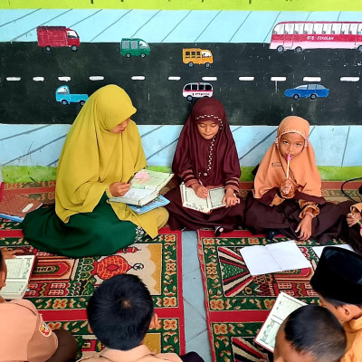 Tingkatkan Kemampuan Membaca AL-Qur'an, Santri MI-Ster AL FATIH Aktif Mengikuti Rutinitas Ngaji Pagi