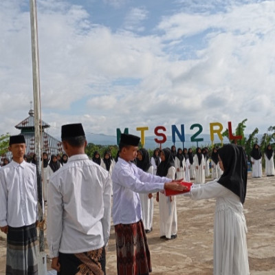 Peringati Hari Santri, MTsN 2 Rejang Lebong Gelar Apel Kenakan Pakaian Ala Santri