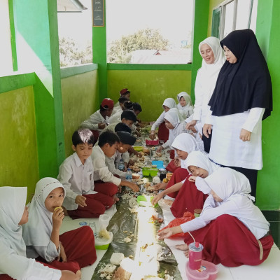 MIN 2 Rejang Lebong Terapkan Program Makan Siang Bersama Siswa dan Dewan Guru