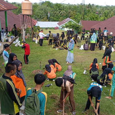 Serunya P5 Dan PPRA “Gaya Hidupan Berkelanjutan”, Guru Ajak Siswa MAN Seluma Belajar Berkebun