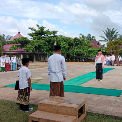 MTs Qaryatul Jihad Meriahkan Hari Santri Nasional dengan Upacara Dan Lomba Fashion Islami