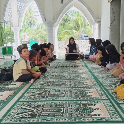 Keseruan Penyuluh Agama Islam KUA Kecamatan Air Periukan Belajar Bersama Santri TPQ Al-Ikhlas Desa Air Periukan