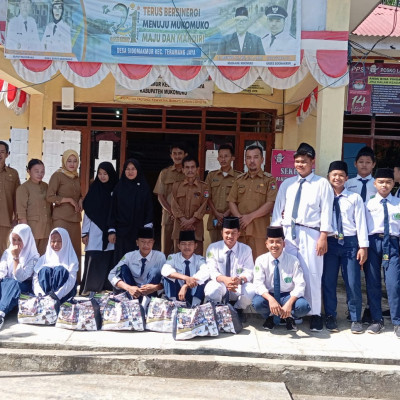 Bertepatan Hari Sumpah Pemuda,Tim Madrasah Berbagi MTsN 2 Mukomuko Sedekahkan 18 Paket Sembako