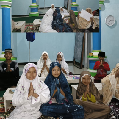 Penyuluh Agama Islam KUA Kecamatan Air Periukan Adakan Belajar Menjadi MC Pada Santri/Santriwati TPQ Ar-Rohman