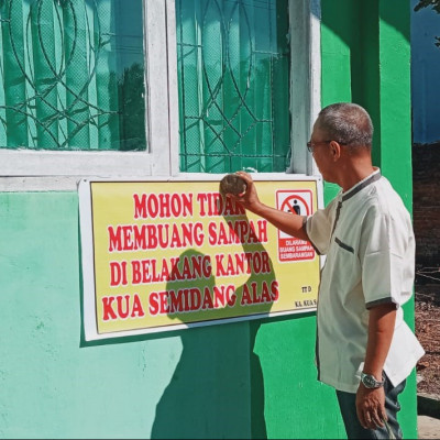 Staf KUA Kecamatan Semidang Alas Maksimalkan Jaga Lingkungan Kantor