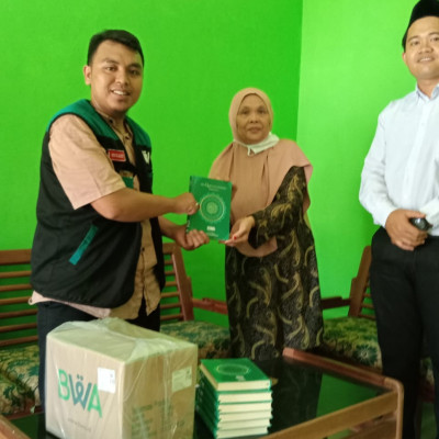 Penyuluh Agama Islam KUA Kecamatan Air Periukan Bersama Tim BWA Salurkan Bantuan Al-Qur'an ke MDTA Al-Fakhriyyah Sukasari