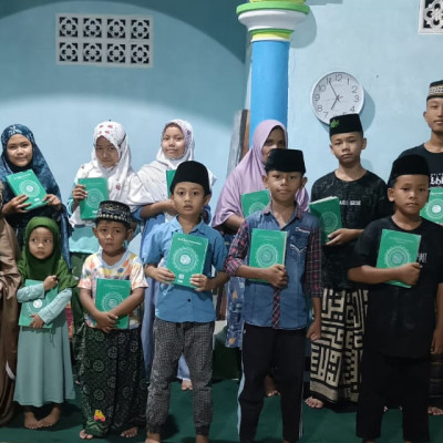 Dengan Pendistribusian Al-Qur'an dari BWA, Penyuluh Agama Islam KUA Kecamatan Air Periukan melalui TPQ Ar-Rohman Siap Cetak Generasi Qur’ani