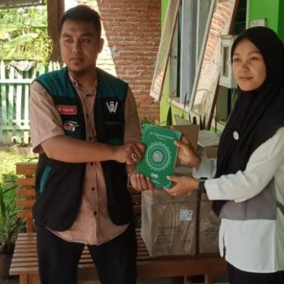 KUA Sukaraja Menerima Bantuan AlQuran Dari BWA