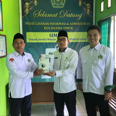 KUA Seluma Timur Terima Buku Panduan Zakat dan Wakaf