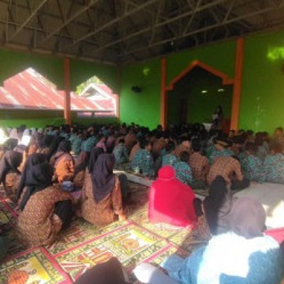 Kegiatan Rutin Jum'at Ibadah Madrasah Tsanawiyah Negeri 1 Seluma, Kelas Vlll D Menjadi Petugas