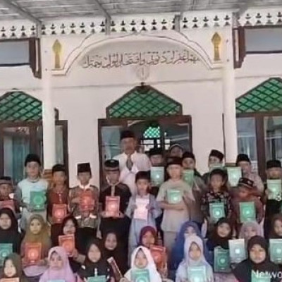 Penyuluh Kecamatan Sukaraja Salurkan Wakaf Al- Quran  Di TPQ Nurussalam