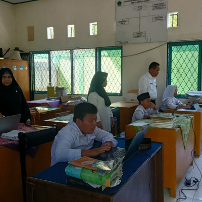 Kepala Madrasah dan Dewan Guru Laksanakan Monev Hari Ke-2 ANBK di MIN 2 Rejang Lebong