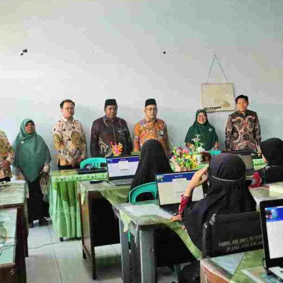 Kabid Pendidikan Madrasah Kanwil Kemenag Bengkulu Tinjau Pelaksanaan ANBK Hari Pertama di MIN 1 Rejang Lebong