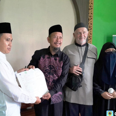 Kepala KUA Pondok Kelapa Gelar Prosesi Penandatanganan dan Penyerahan Akta Ikrar Wakaf