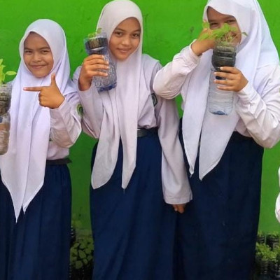 Siswa MTsN 2 Mukomuko Manfaatkan Limbah Botol Bekas Jadi Media Tanam Hidroponik