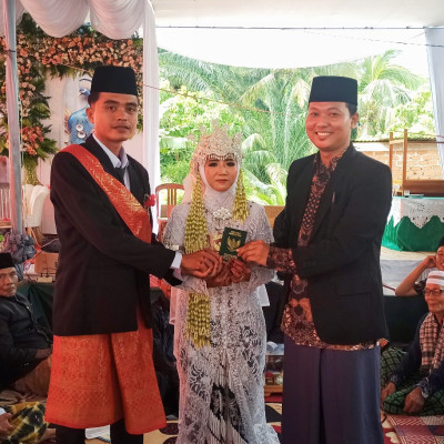 Penghulu Kua Kecamatan Karang Tinggi menjadi petugas pencatat Nikah